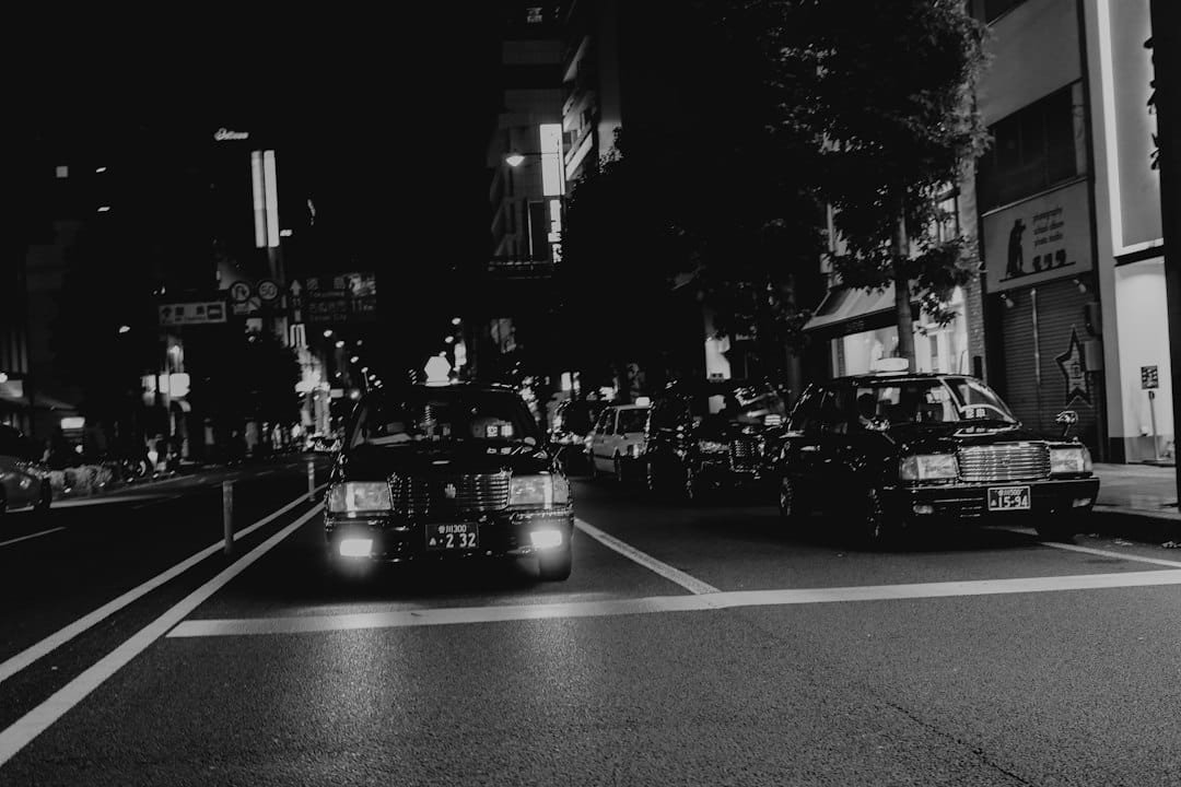 Een nachttaxi wacht op een klant in een stille straat